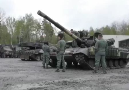 Украинский танк Т-64 на европеском танковом биатлоне